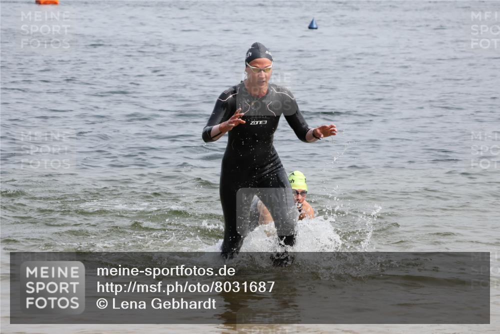 15.06.2025 - 27. Vierlanden-Triathlon Lena Gebhardt http://msf.ph/oto/8031687 15.06.2025 11:11:59 Schwimmen 921, 934 meine-sportfotos.de