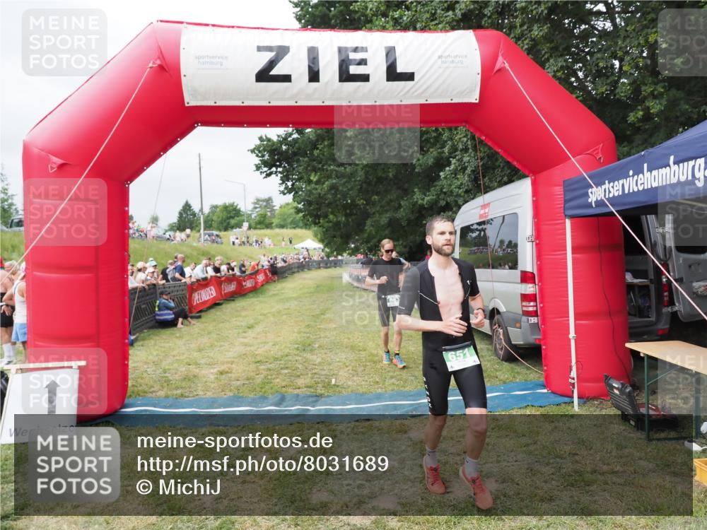 21.06.2025 - 27. Vierlanden-Triathlon MichiJ http://msf.ph/oto/8031689 15.06.2026 12:47:47 Ziel 651, 863 meine-sportfotos.de