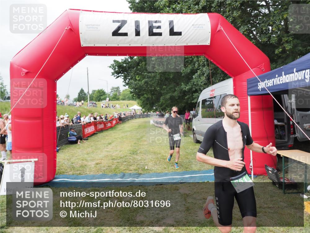 21.06.2025 - 27. Vierlanden-Triathlon MichiJ http://msf.ph/oto/8031696 15.06.2026 12:47:47 Ziel 651, 863 meine-sportfotos.de