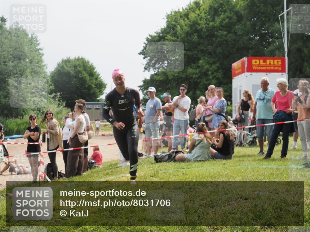 15.06.2025 - 27. Vierlanden-Triathlon KatJ http://msf.ph/oto/8031706 15.06.2025 11:10:39 Schwimmen 772, 953 meine-sportfotos.de