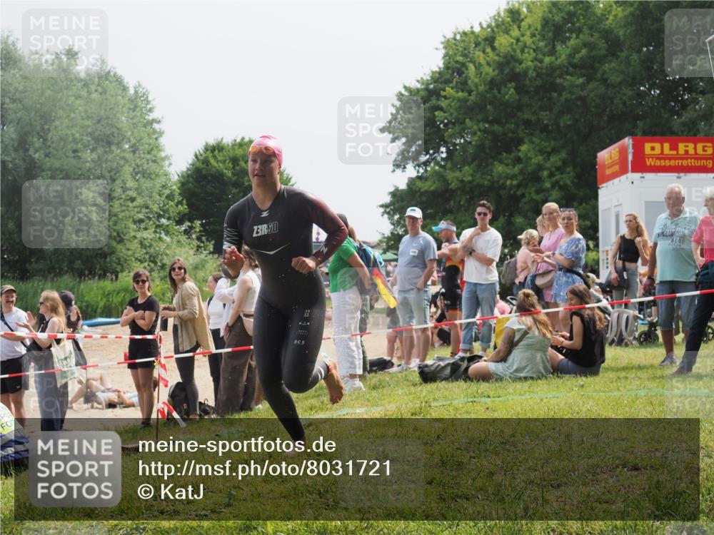 15.06.2025 - 27. Vierlanden-Triathlon KatJ http://msf.ph/oto/8031721 15.06.2025 11:10:40 Schwimmen 772, 953 meine-sportfotos.de