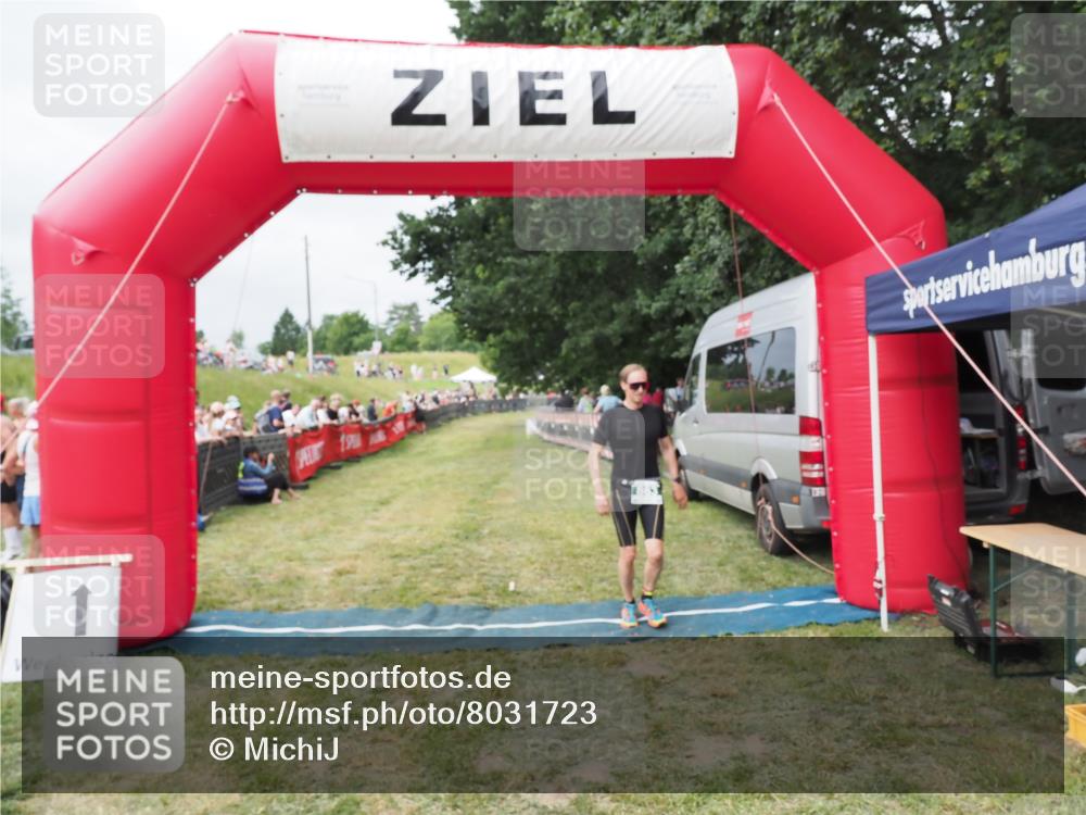 21.06.2025 - 27. Vierlanden-Triathlon MichiJ http://msf.ph/oto/8031723 15.06.2026 12:47:48 Ziel 651, 863 meine-sportfotos.de