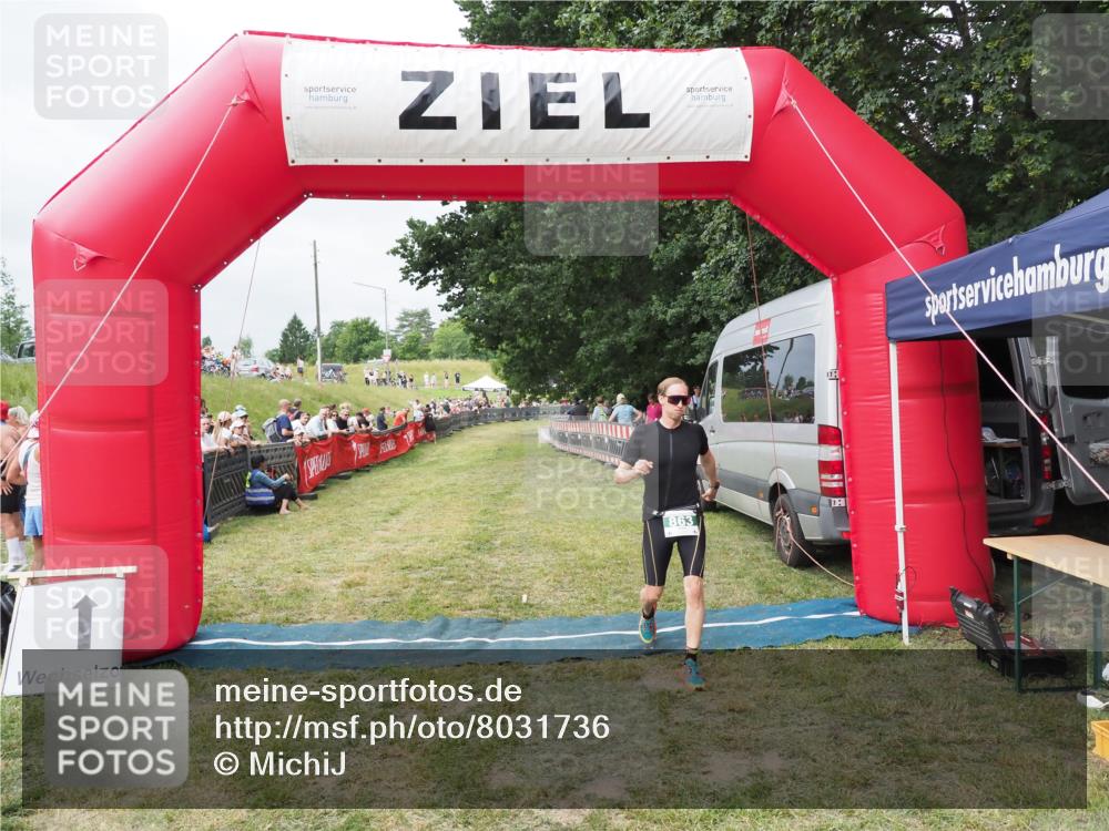 21.06.2025 - 27. Vierlanden-Triathlon MichiJ http://msf.ph/oto/8031736 15.06.2026 12:47:48 Ziel 651, 863 meine-sportfotos.de