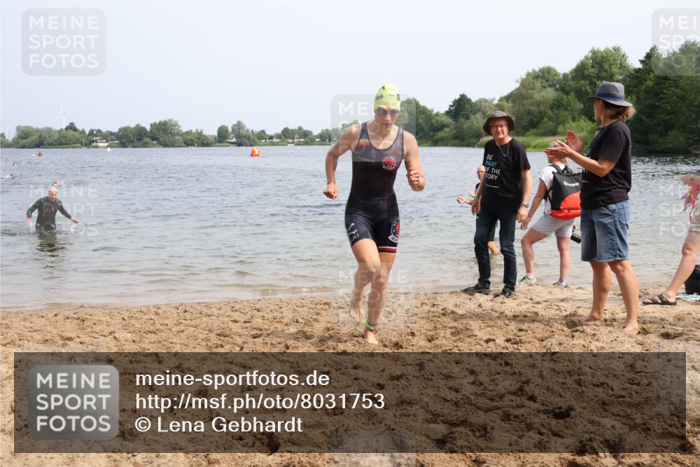 15.06.2025 - 27. Vierlanden-Triathlon Lena Gebhardt http://msf.ph/oto/8031753 15.06.2025 11:12:04 Schwimmen 785, 921, 934 meine-sportfotos.de