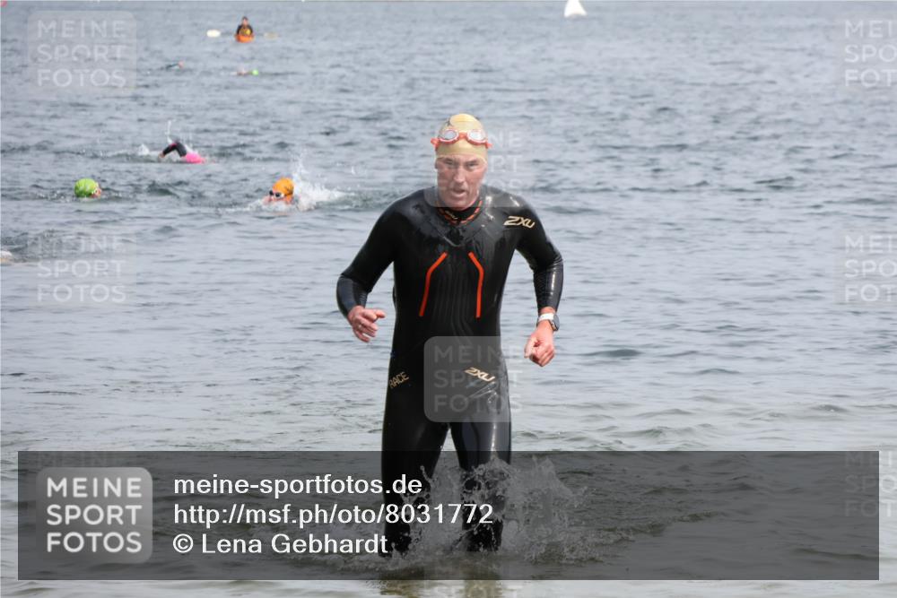 15.06.2025 - 27. Vierlanden-Triathlon Lena Gebhardt http://msf.ph/oto/8031772 15.06.2025 11:12:08 Schwimmen 785, 921, 934 meine-sportfotos.de