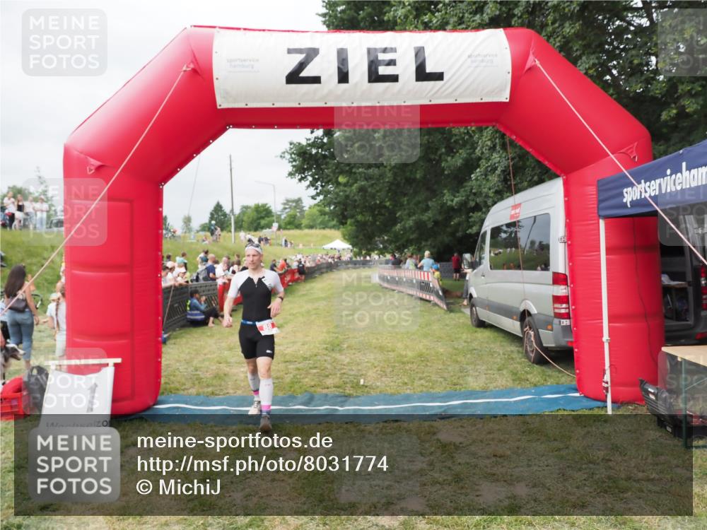 21.06.2025 - 27. Vierlanden-Triathlon MichiJ http://msf.ph/oto/8031774 15.06.2026 12:48:42 Ziel  meine-sportfotos.de
