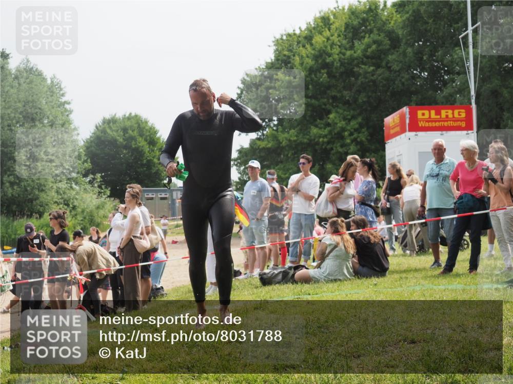 15.06.2025 - 27. Vierlanden-Triathlon KatJ http://msf.ph/oto/8031788 15.06.2025 11:10:49 Schwimmen 770, 832 meine-sportfotos.de