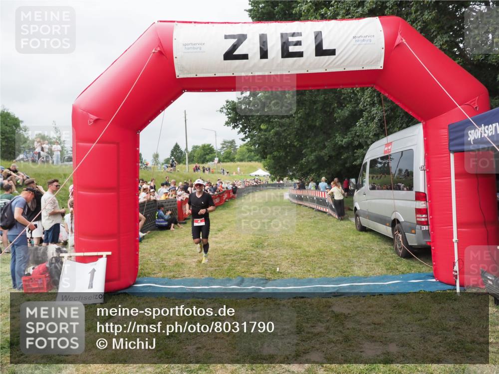 21.06.2025 - 27. Vierlanden-Triathlon MichiJ http://msf.ph/oto/8031790 15.06.2026 12:49:05 Ziel 4 meine-sportfotos.de