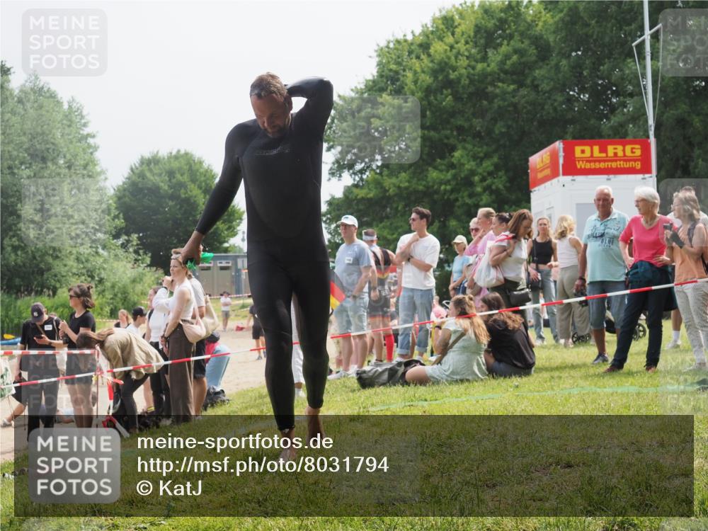 15.06.2025 - 27. Vierlanden-Triathlon KatJ http://msf.ph/oto/8031794 15.06.2025 11:10:49 Schwimmen 770, 832 meine-sportfotos.de