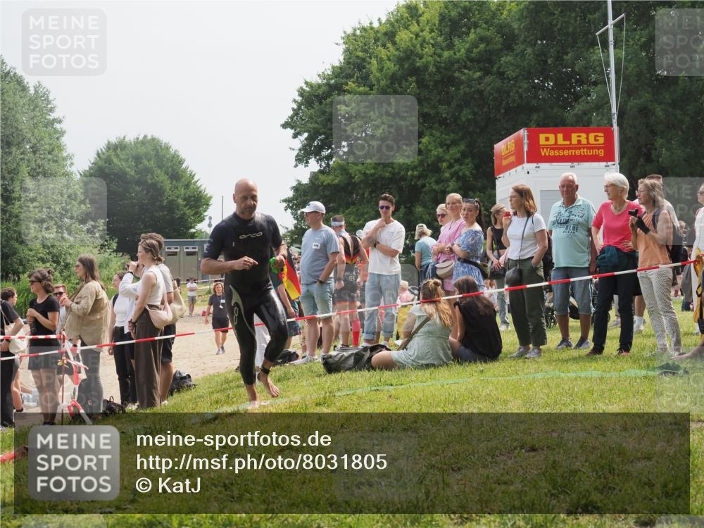 15.06.2025 - 27. Vierlanden-Triathlon KatJ http://msf.ph/oto/8031805 15.06.2025 11:10:52 Schwimmen 770, 832 meine-sportfotos.de