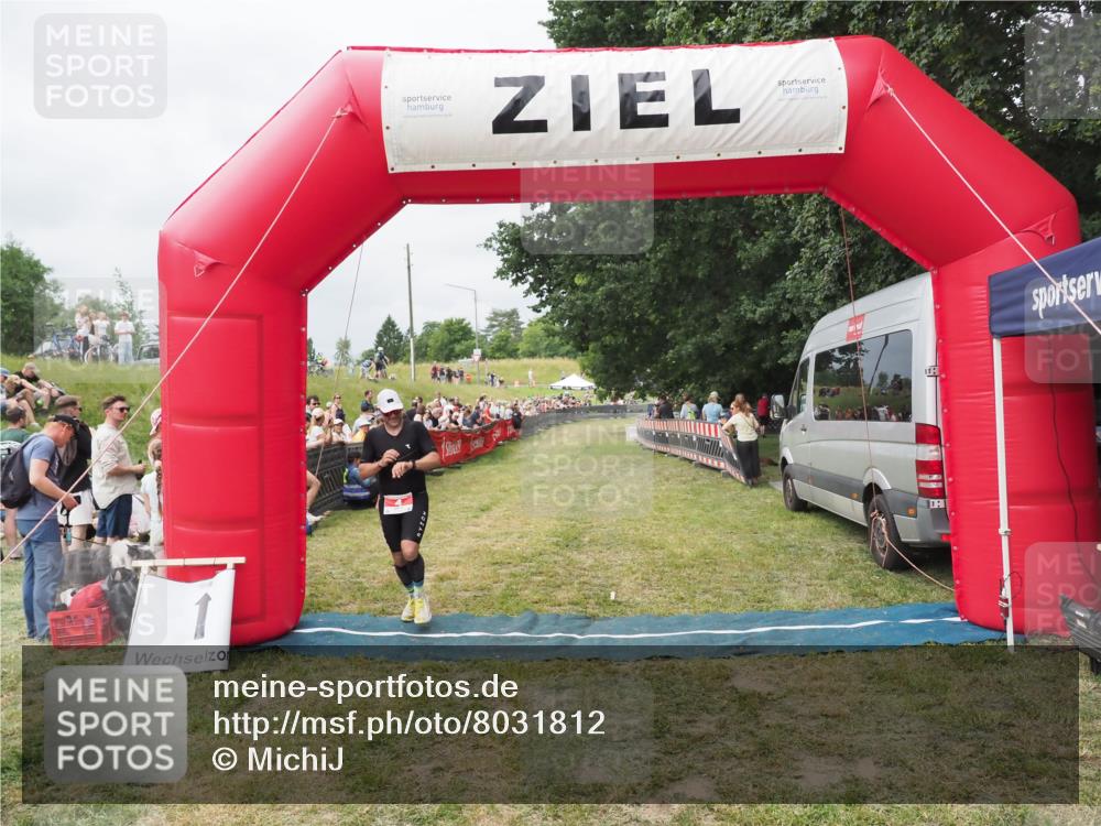 21.06.2025 - 27. Vierlanden-Triathlon MichiJ http://msf.ph/oto/8031812 15.06.2026 12:49:06 Ziel 4 meine-sportfotos.de