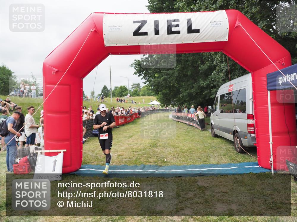 21.06.2025 - 27. Vierlanden-Triathlon MichiJ http://msf.ph/oto/8031818 15.06.2026 12:49:06 Ziel 4 meine-sportfotos.de