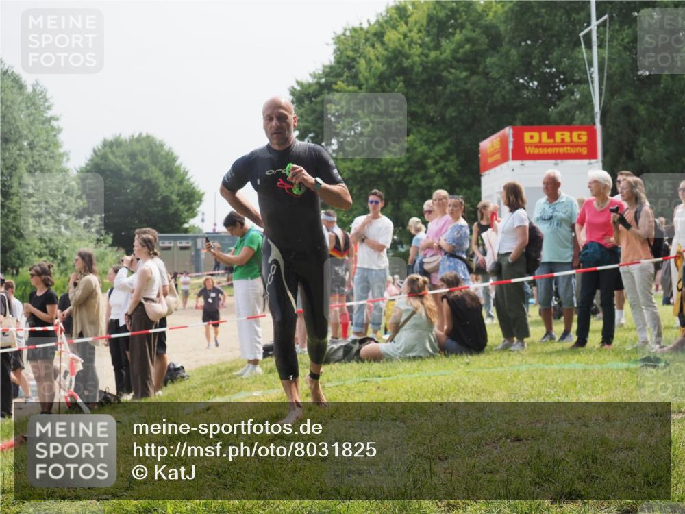 15.06.2025 - 27. Vierlanden-Triathlon KatJ http://msf.ph/oto/8031825 15.06.2025 11:10:54 Schwimmen 770, 832 meine-sportfotos.de