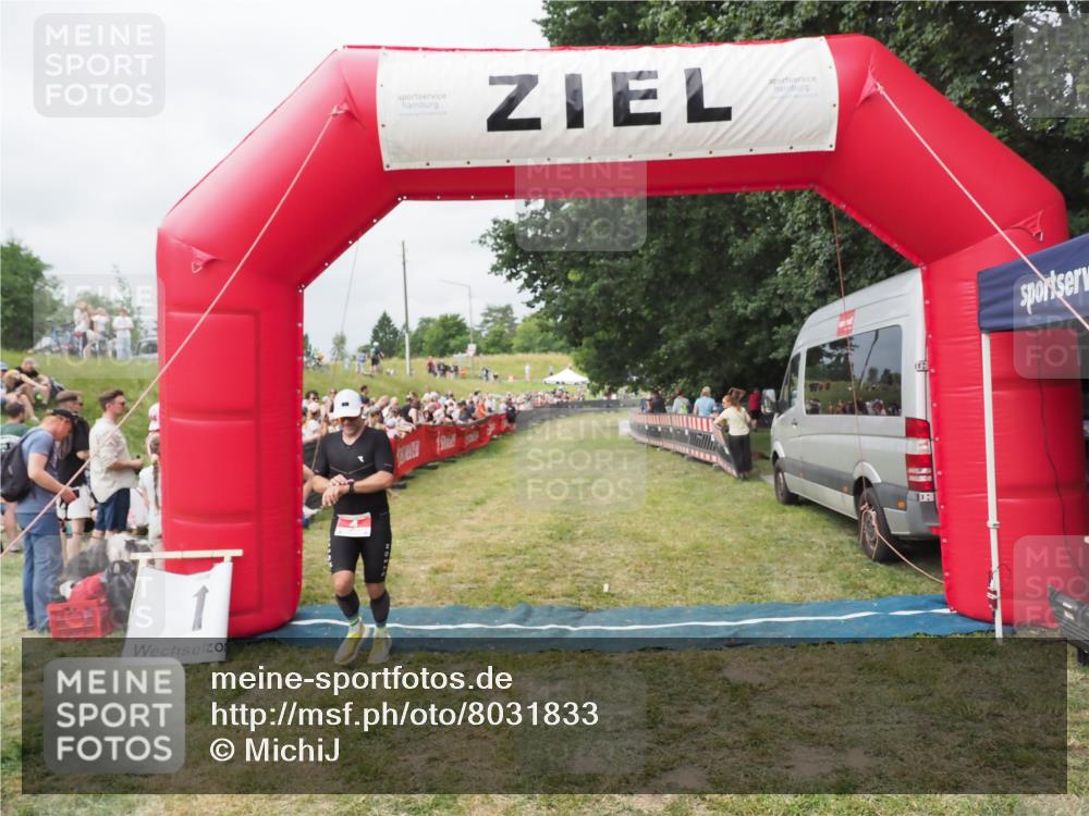 21.06.2025 - 27. Vierlanden-Triathlon MichiJ http://msf.ph/oto/8031833 15.06.2026 12:49:06 Ziel 4 meine-sportfotos.de