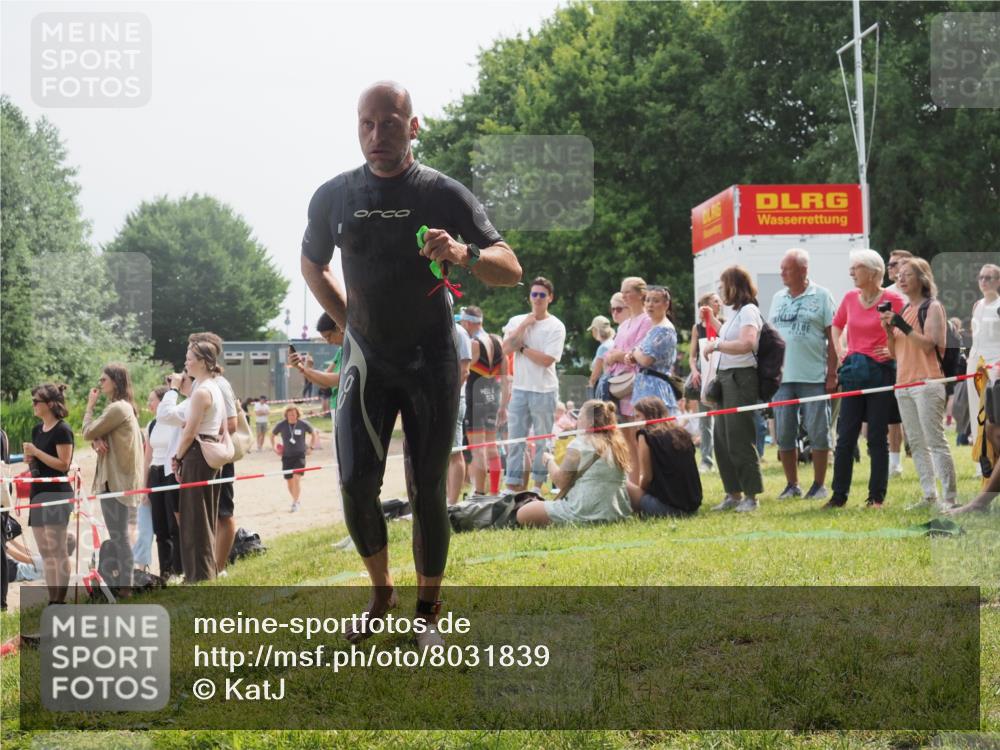 15.06.2025 - 27. Vierlanden-Triathlon KatJ http://msf.ph/oto/8031839 15.06.2025 11:10:54 Schwimmen 770, 832 meine-sportfotos.de