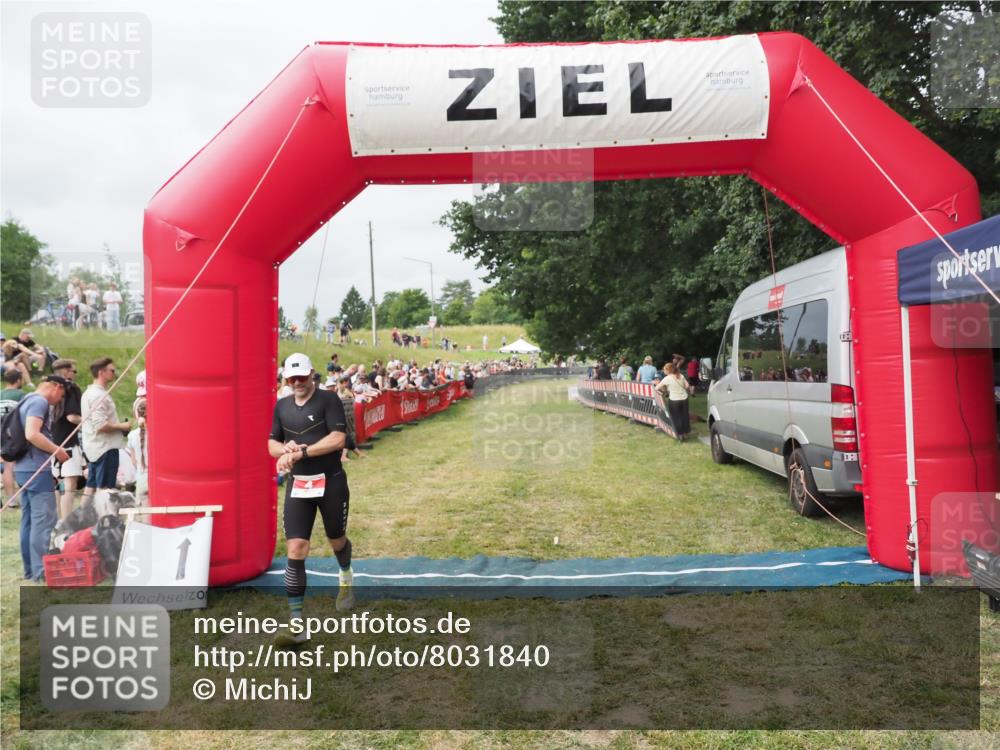 21.06.2025 - 27. Vierlanden-Triathlon MichiJ http://msf.ph/oto/8031840 15.06.2026 12:49:06 Ziel 4 meine-sportfotos.de