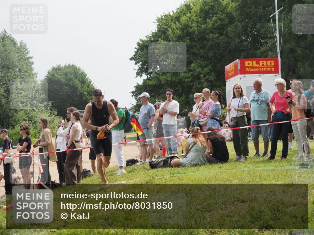 15.06.2025 - 27. Vierlanden-Triathlon KatJ http://msf.ph/oto/8031850 15.06.2025 11:11:05 Schwimmen 861, 947 meine-sportfotos.de