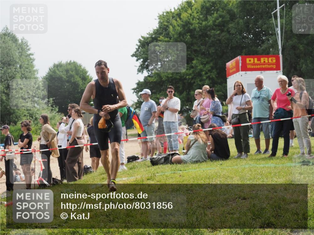 15.06.2025 - 27. Vierlanden-Triathlon KatJ http://msf.ph/oto/8031856 15.06.2025 11:11:06 Schwimmen 861, 947 meine-sportfotos.de