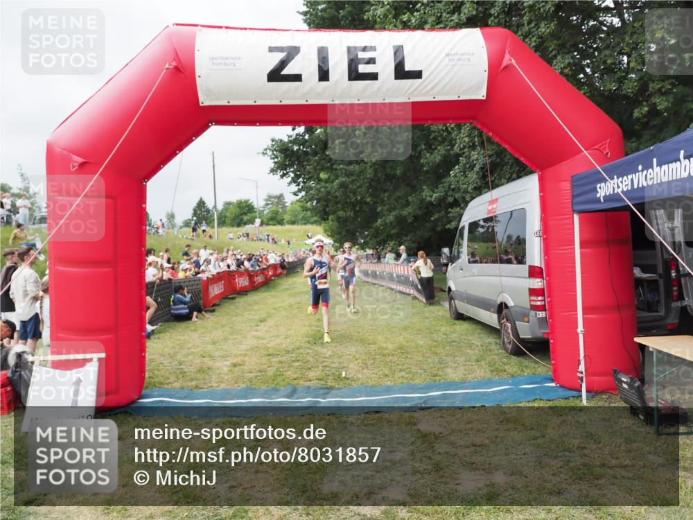 21.06.2025 - 27. Vierlanden-Triathlon MichiJ http://msf.ph/oto/8031857 15.06.2026 12:49:16 Ziel 984, 986, 987, 988 meine-sportfotos.de