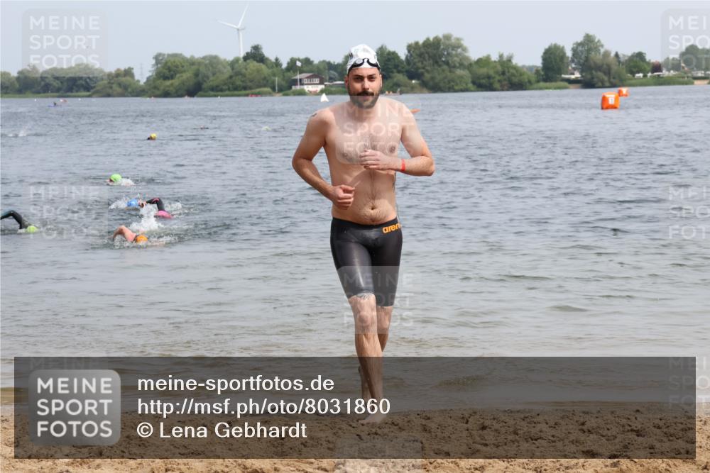 15.06.2025 - 27. Vierlanden-Triathlon Lena Gebhardt http://msf.ph/oto/8031860 15.06.2025 11:12:31 Schwimmen 968 meine-sportfotos.de