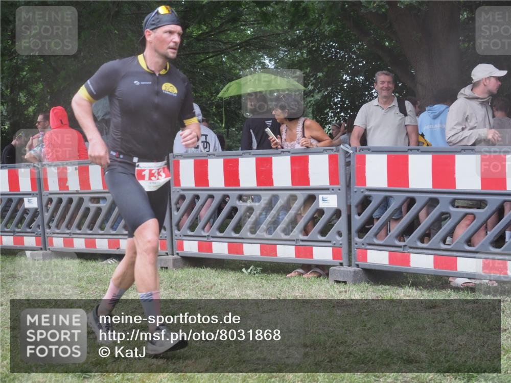 21.06.2025 - 27. Vierlanden-Triathlon KatJ http://msf.ph/oto/8031868 15.06.2025 13:41:19 Ziel 133 meine-sportfotos.de