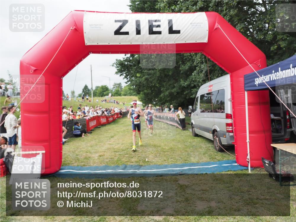 21.06.2025 - 27. Vierlanden-Triathlon MichiJ http://msf.ph/oto/8031872 15.06.2026 12:49:17 Ziel 984, 986, 987, 988 meine-sportfotos.de