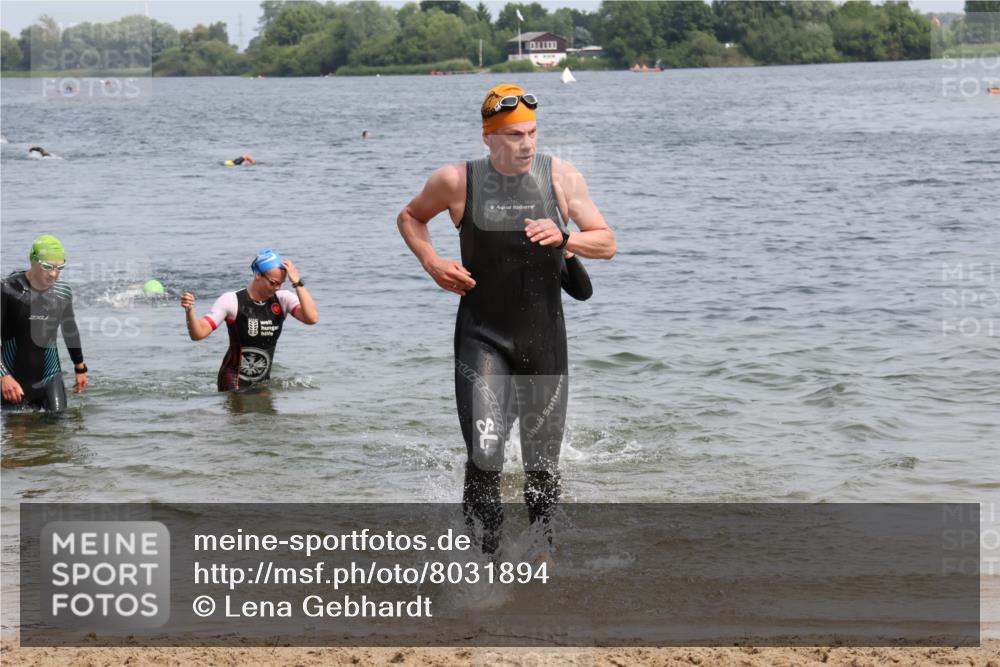 15.06.2025 - 27. Vierlanden-Triathlon Lena Gebhardt http://msf.ph/oto/8031894 15.06.2025 11:12:43 Schwimmen 858, 928, 968, 982 meine-sportfotos.de