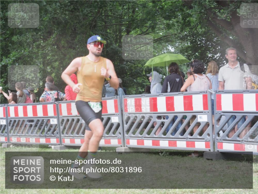 21.06.2025 - 27. Vierlanden-Triathlon KatJ http://msf.ph/oto/8031896 15.06.2025 13:41:32 Ziel 754 meine-sportfotos.de