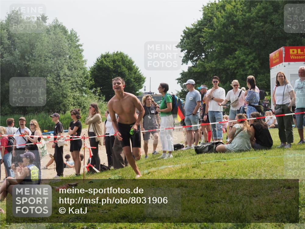 15.06.2025 - 27. Vierlanden-Triathlon KatJ http://msf.ph/oto/8031906 15.06.2025 11:11:10 Schwimmen 861, 947 meine-sportfotos.de