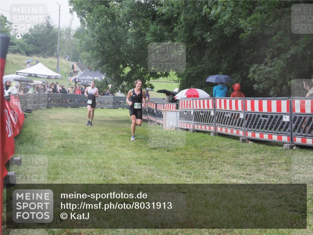 21.06.2025 - 27. Vierlanden-Triathlon KatJ http://msf.ph/oto/8031913 15.06.2025 13:41:52 Ziel 672, 899 meine-sportfotos.de