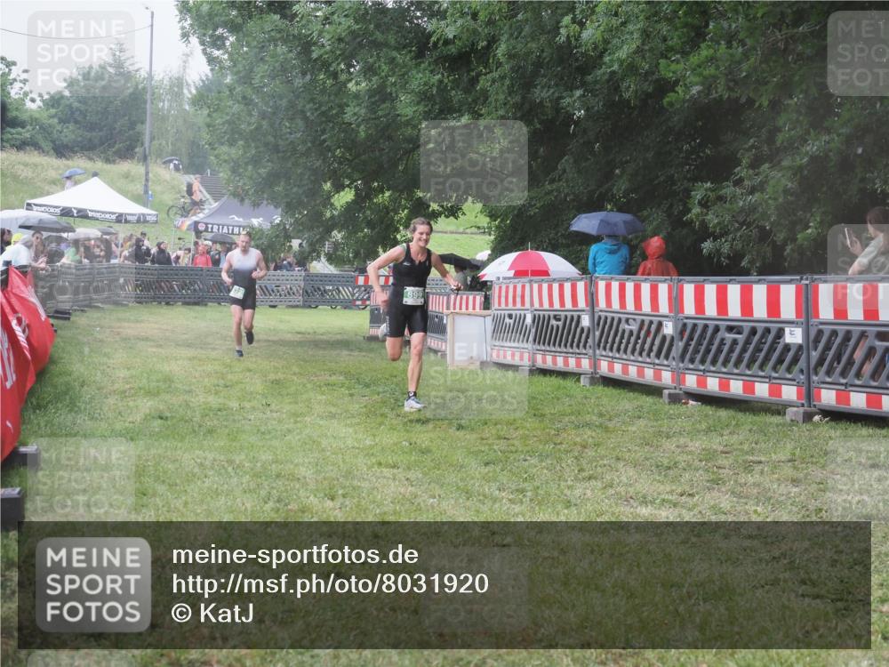 21.06.2025 - 27. Vierlanden-Triathlon KatJ http://msf.ph/oto/8031920 15.06.2025 13:41:52 Ziel 672, 899 meine-sportfotos.de