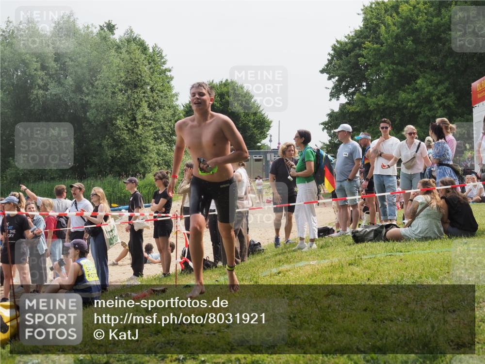 15.06.2025 - 27. Vierlanden-Triathlon KatJ http://msf.ph/oto/8031921 15.06.2025 11:11:10 Schwimmen 861, 947 meine-sportfotos.de