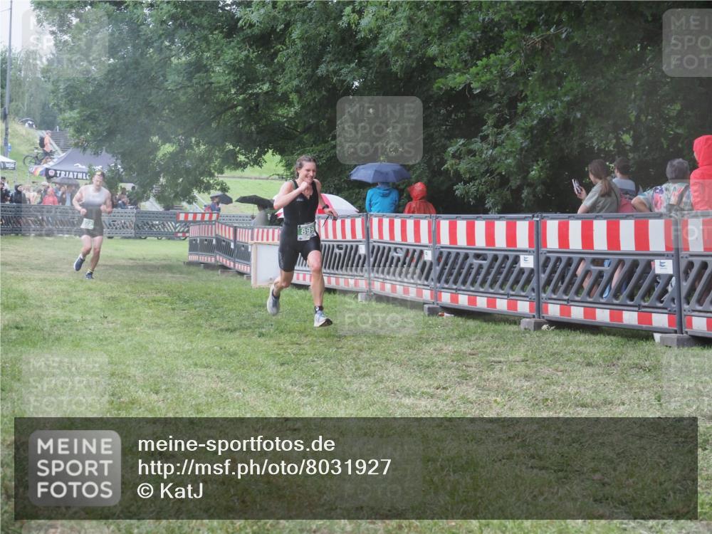 21.06.2025 - 27. Vierlanden-Triathlon KatJ http://msf.ph/oto/8031927 15.06.2025 13:41:53 Ziel 672, 899 meine-sportfotos.de