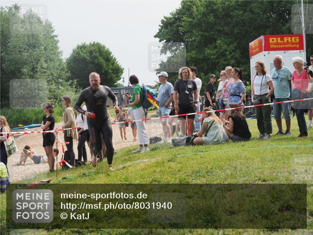 15.06.2025 - 27. Vierlanden-Triathlon KatJ http://msf.ph/oto/8031940 15.06.2025 11:11:32 Schwimmen 843 meine-sportfotos.de