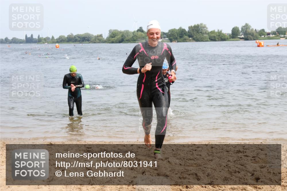15.06.2025 - 27. Vierlanden-Triathlon Lena Gebhardt http://msf.ph/oto/8031941 15.06.2025 11:12:48 Schwimmen 858, 928, 982 meine-sportfotos.de