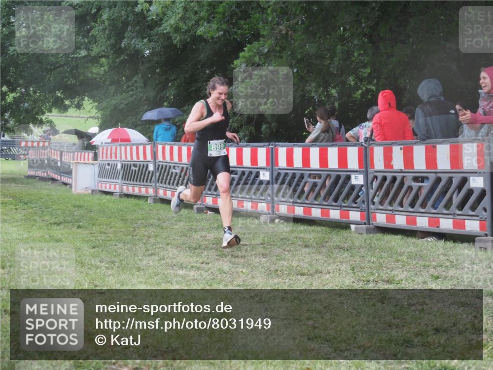 21.06.2025 - 27. Vierlanden-Triathlon KatJ http://msf.ph/oto/8031949 15.06.2025 13:41:53 Ziel 672, 899 meine-sportfotos.de