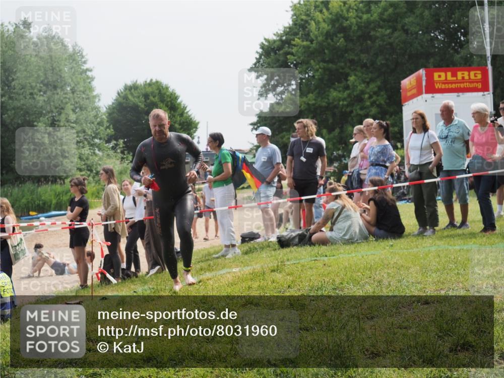 15.06.2025 - 27. Vierlanden-Triathlon KatJ http://msf.ph/oto/8031960 15.06.2025 11:11:32 Schwimmen 843 meine-sportfotos.de