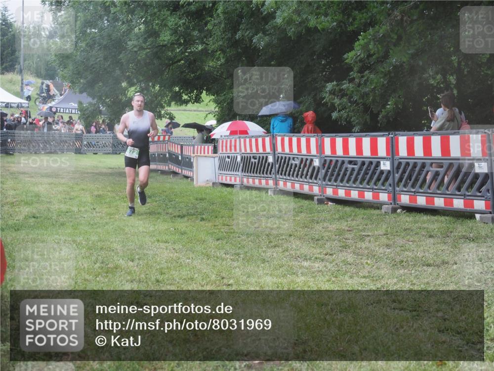 21.06.2025 - 27. Vierlanden-Triathlon KatJ http://msf.ph/oto/8031969 15.06.2025 13:41:56 Ziel 672 meine-sportfotos.de
