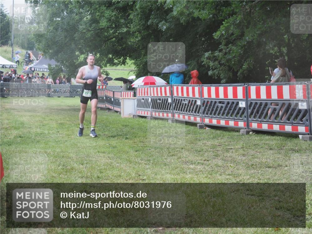 21.06.2025 - 27. Vierlanden-Triathlon KatJ http://msf.ph/oto/8031976 15.06.2025 13:41:56 Ziel 672 meine-sportfotos.de