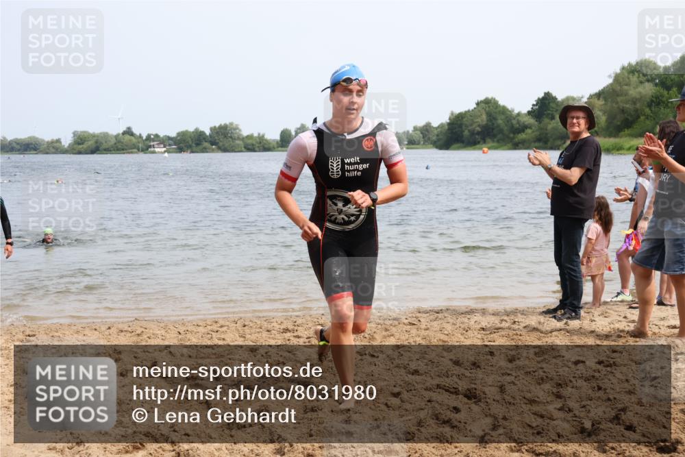 15.06.2025 - 27. Vierlanden-Triathlon Lena Gebhardt http://msf.ph/oto/8031980 15.06.2025 11:12:51 Schwimmen 655, 780, 858, 928, 982 meine-sportfotos.de