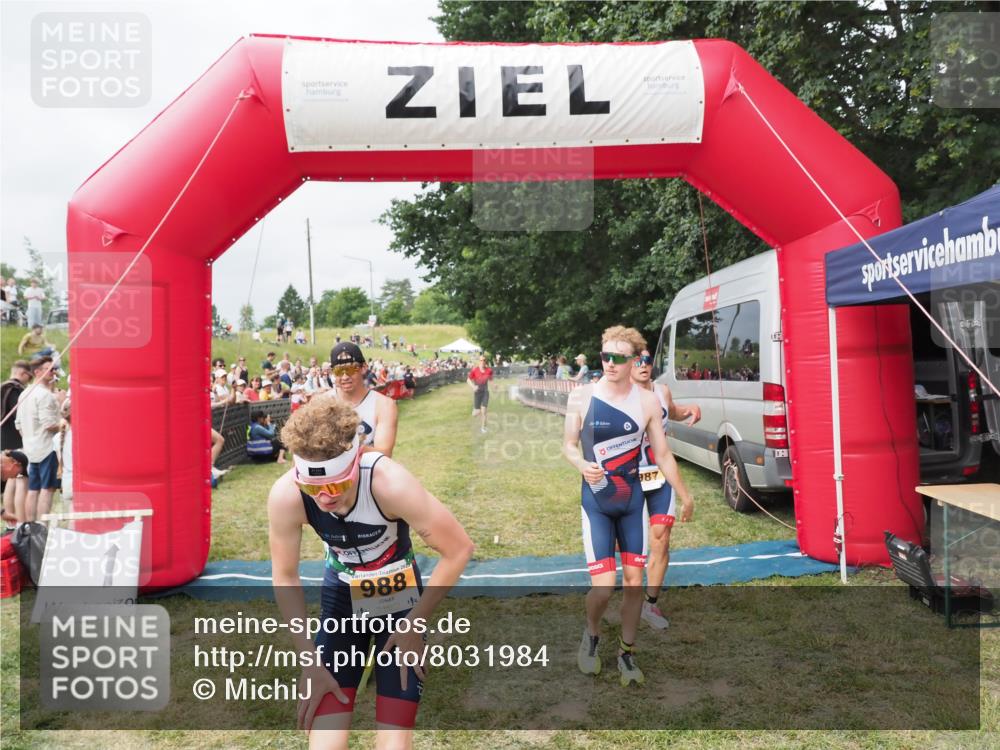 21.06.2025 - 27. Vierlanden-Triathlon MichiJ http://msf.ph/oto/8031984 15.06.2026 12:49:19 Ziel 764, 984, 986, 987, 988 meine-sportfotos.de