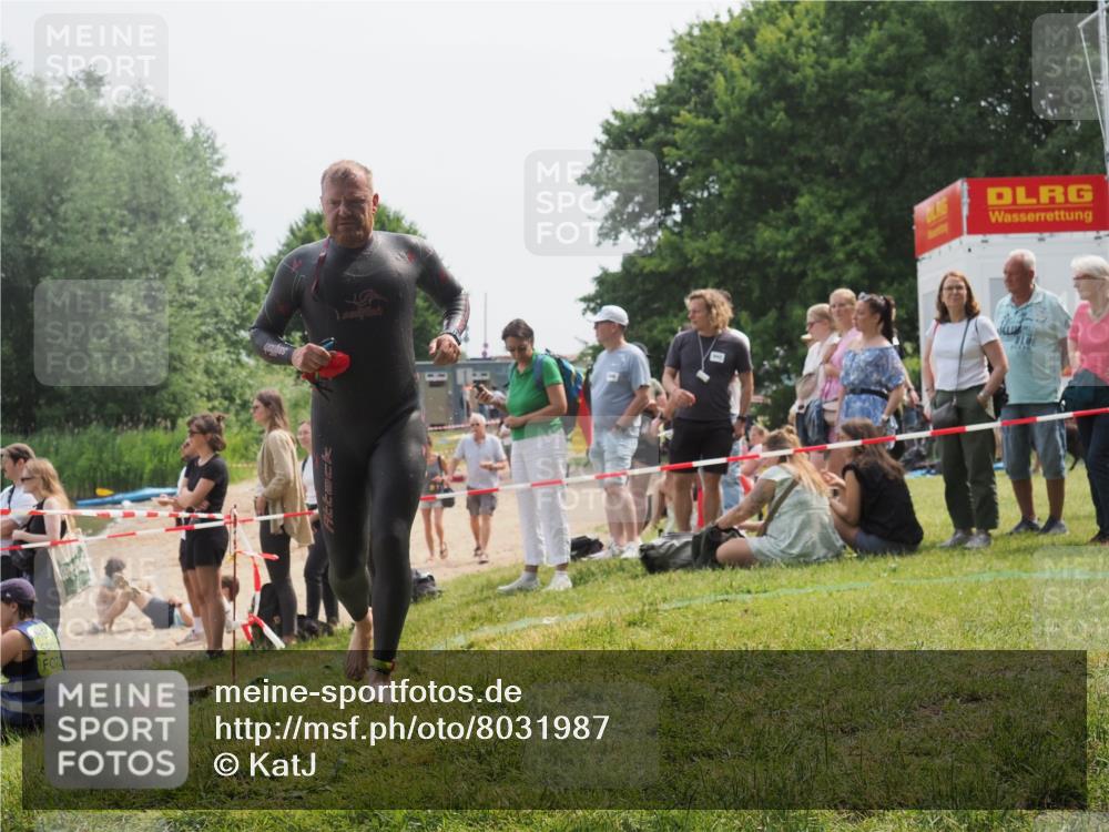 15.06.2025 - 27. Vierlanden-Triathlon KatJ http://msf.ph/oto/8031987 15.06.2025 11:11:33 Schwimmen 742, 843 meine-sportfotos.de
