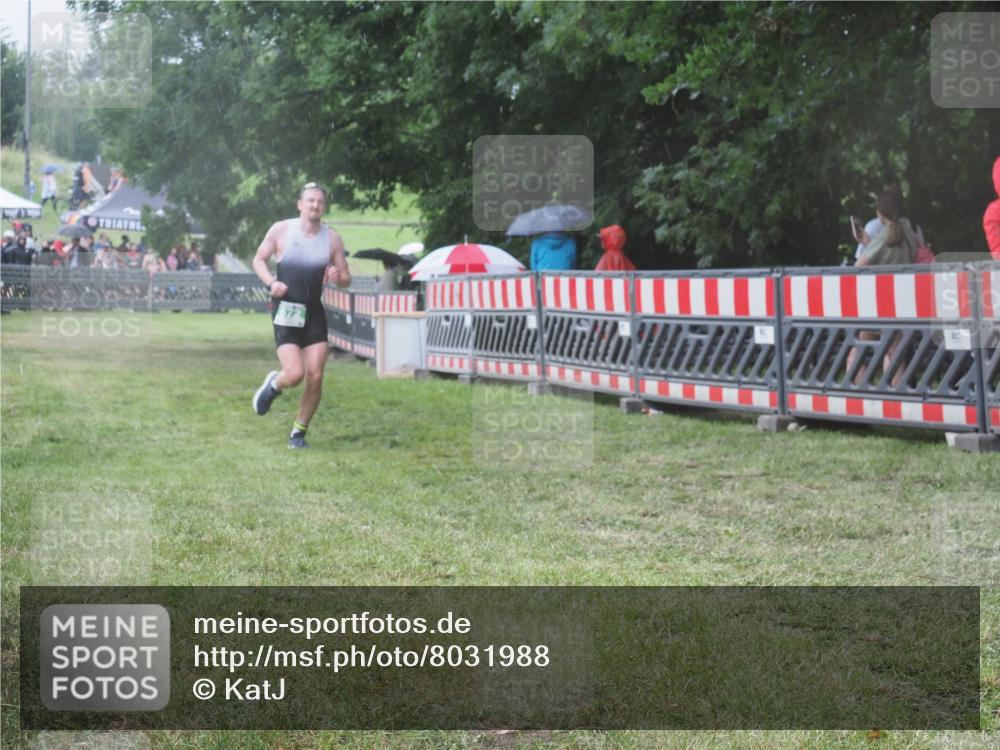 21.06.2025 - 27. Vierlanden-Triathlon KatJ http://msf.ph/oto/8031988 15.06.2025 13:41:56 Ziel 672 meine-sportfotos.de