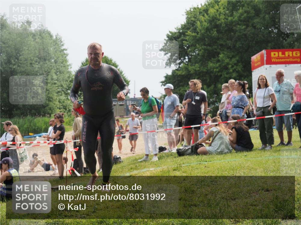 15.06.2025 - 27. Vierlanden-Triathlon KatJ http://msf.ph/oto/8031992 15.06.2025 11:11:33 Schwimmen 742, 843 meine-sportfotos.de
