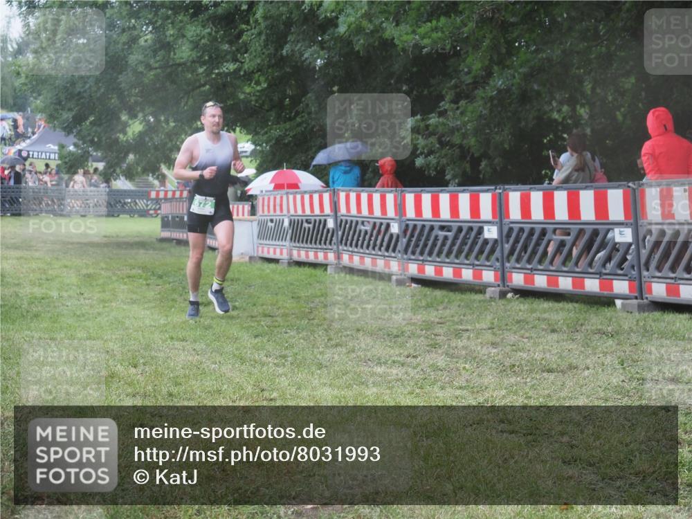 21.06.2025 - 27. Vierlanden-Triathlon KatJ http://msf.ph/oto/8031993 15.06.2025 13:41:57 Ziel 672 meine-sportfotos.de