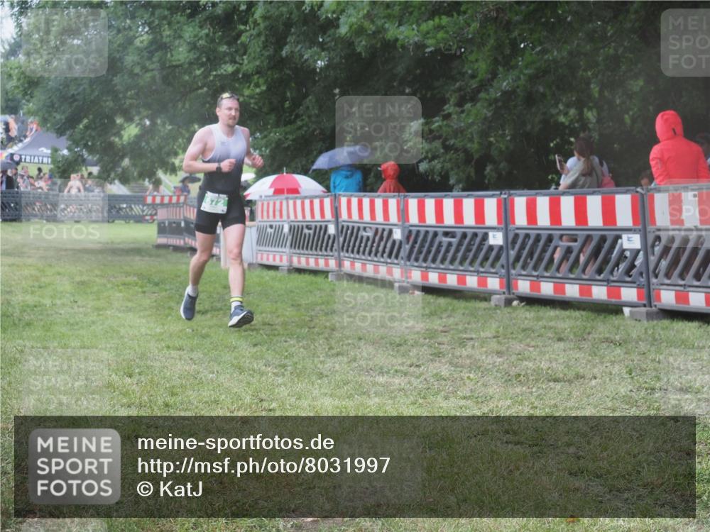 21.06.2025 - 27. Vierlanden-Triathlon KatJ http://msf.ph/oto/8031997 15.06.2025 13:41:57 Ziel 672 meine-sportfotos.de
