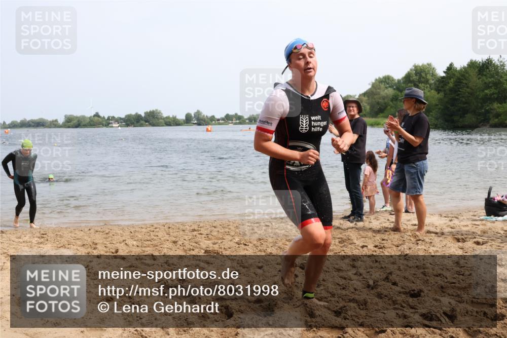 15.06.2025 - 27. Vierlanden-Triathlon Lena Gebhardt http://msf.ph/oto/8031998 15.06.2025 11:12:52 Schwimmen 655, 780, 858, 928, 982 meine-sportfotos.de