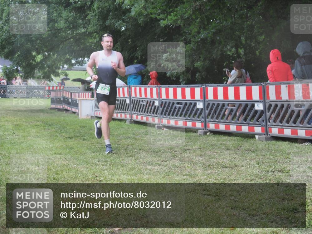 21.06.2025 - 27. Vierlanden-Triathlon KatJ http://msf.ph/oto/8032012 15.06.2025 13:41:57 Ziel 672 meine-sportfotos.de