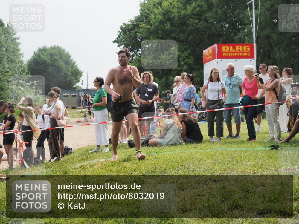 15.06.2025 - 27. Vierlanden-Triathlon KatJ http://msf.ph/oto/8032019 15.06.2025 11:11:41 Schwimmen 742, 791, 843 meine-sportfotos.de