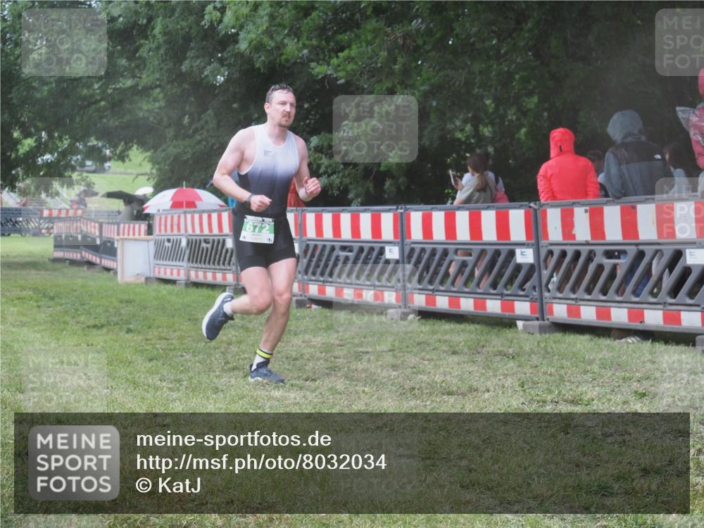 21.06.2025 - 27. Vierlanden-Triathlon KatJ http://msf.ph/oto/8032034 15.06.2025 13:41:58 Ziel 672 meine-sportfotos.de